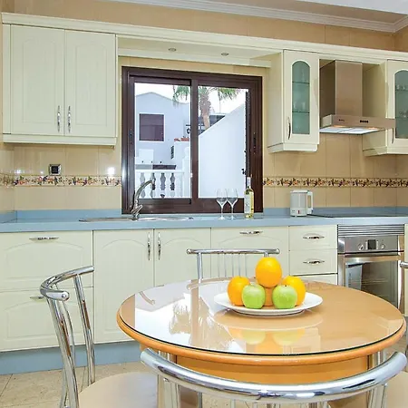 Villa Puerto Del Carmen Sleeps 4 Air Con Wifi *
